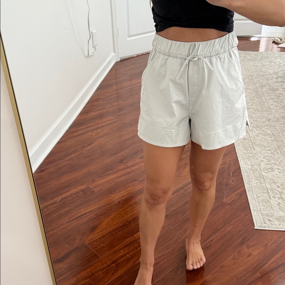 EUC Lululemon Cinchable Waist High-Rise Woven Short 3.5"